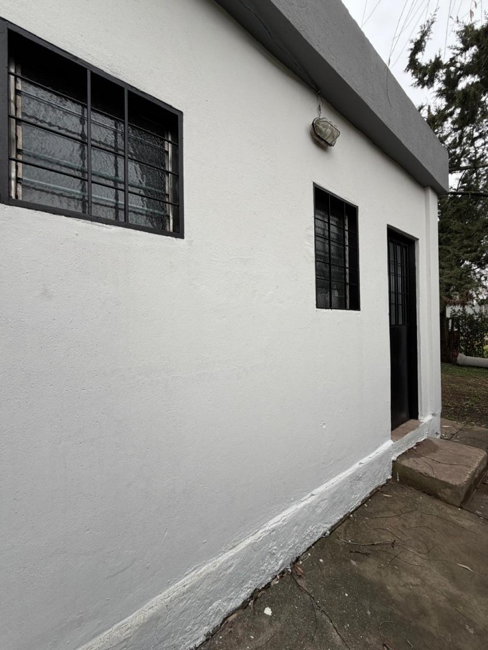 EXCELENTE UBICACION COMERCIAL - CASA CON AMPLIO TERRENO LIBRE SOBRE AVENIDA EN 20 DE JUNIO