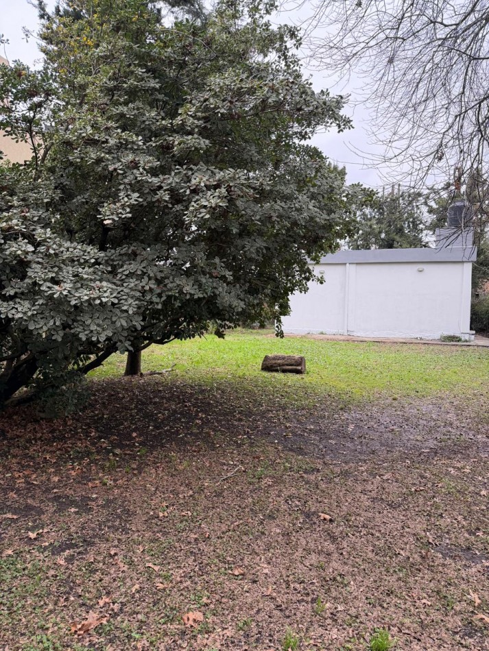 EXCELENTE UBICACION COMERCIAL - CASA CON AMPLIO TERRENO LIBRE SOBRE AVENIDA EN 20 DE JUNIO