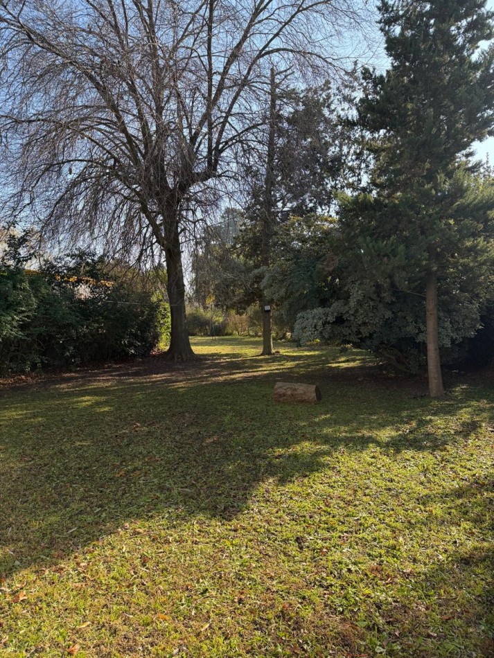 EXCELENTE UBICACION COMERCIAL - CASA CON AMPLIO TERRENO LIBRE SOBRE AVENIDA EN 20 DE JUNIO