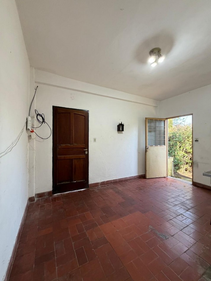 EXCELENTE UBICACION COMERCIAL - CASA CON AMPLIO TERRENO LIBRE SOBRE AVENIDA EN 20 DE JUNIO