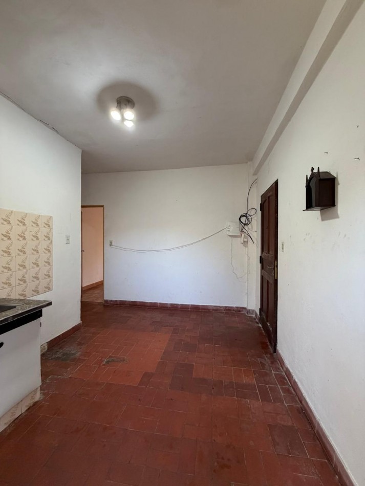 EXCELENTE UBICACION COMERCIAL - CASA CON AMPLIO TERRENO LIBRE SOBRE AVENIDA EN 20 DE JUNIO