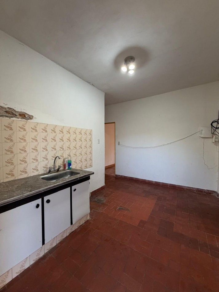 EXCELENTE UBICACION COMERCIAL - CASA CON AMPLIO TERRENO LIBRE SOBRE AVENIDA EN 20 DE JUNIO