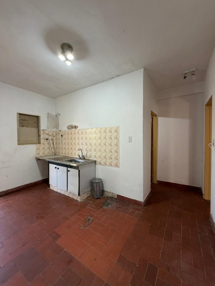 EXCELENTE UBICACION COMERCIAL - CASA CON AMPLIO TERRENO LIBRE SOBRE AVENIDA EN 20 DE JUNIO