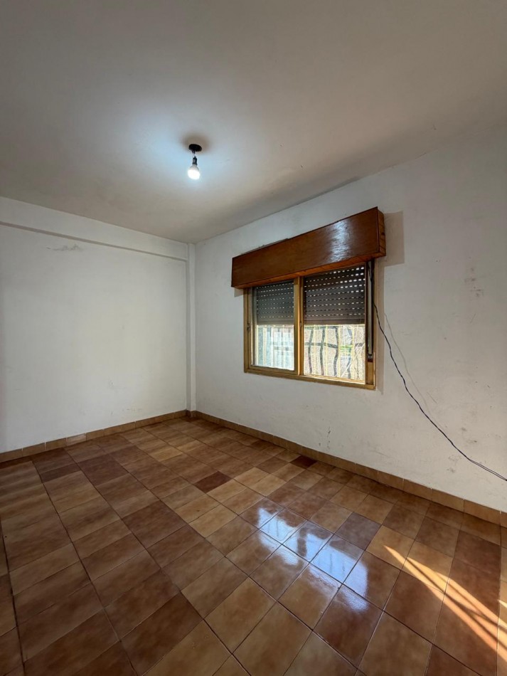 EXCELENTE UBICACION COMERCIAL - CASA CON AMPLIO TERRENO LIBRE SOBRE AVENIDA EN 20 DE JUNIO