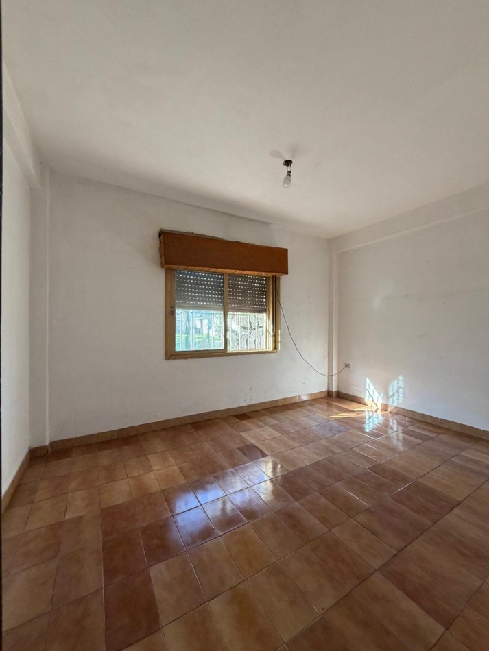 EXCELENTE UBICACION COMERCIAL - CASA CON AMPLIO TERRENO LIBRE SOBRE AVENIDA EN 20 DE JUNIO