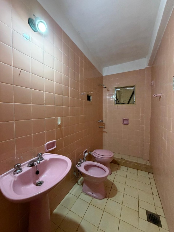 EXCELENTE UBICACION COMERCIAL - CASA CON AMPLIO TERRENO LIBRE SOBRE AVENIDA EN 20 DE JUNIO