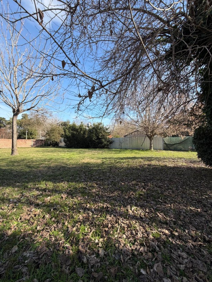 EXCEPCIONAL PROPIEDAD emplazada sobre un amplio lote de mas de 1500m² en 20 DE JUNIO