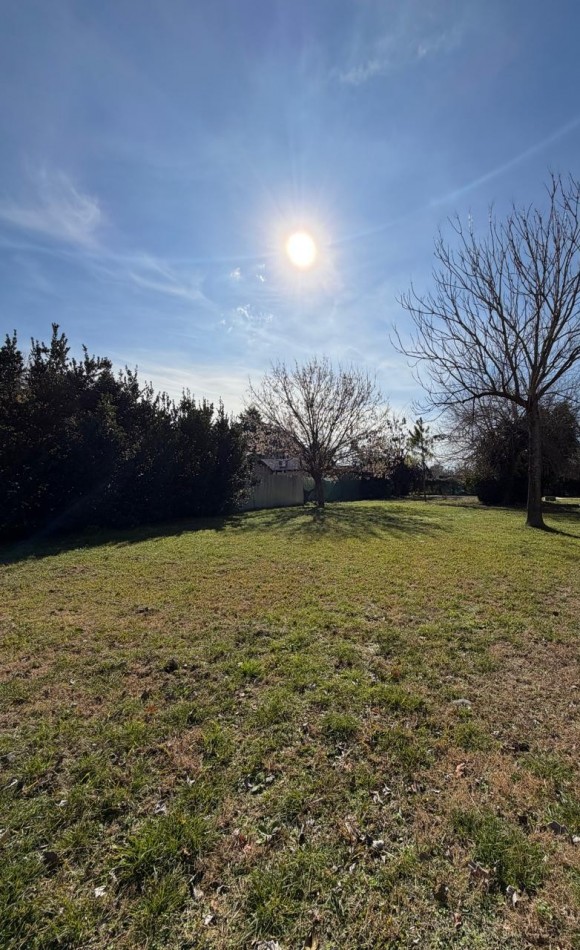 EXCEPCIONAL PROPIEDAD emplazada sobre un amplio lote de mas de 1500m² en 20 DE JUNIO