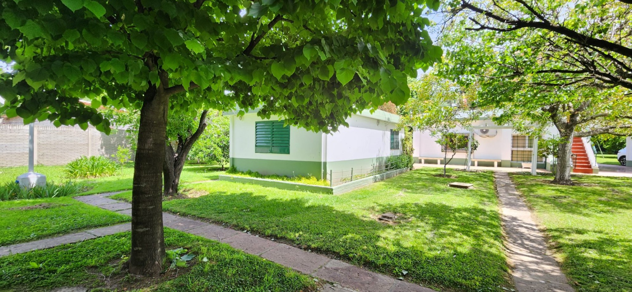 EXCLUSIVA QUINTA DE 2.576 M² CON SALIDA A DOS CALLES
