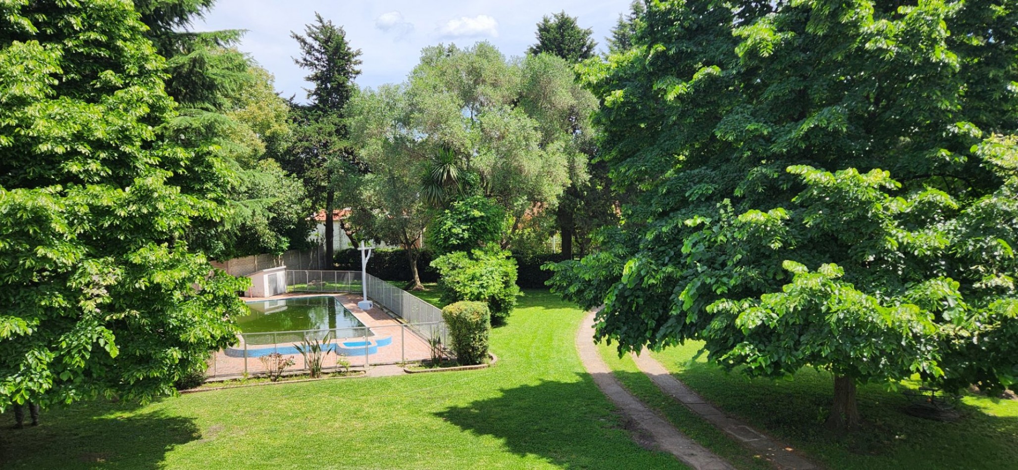 EXCLUSIVA QUINTA DE 2.576 M² CON SALIDA A DOS CALLES