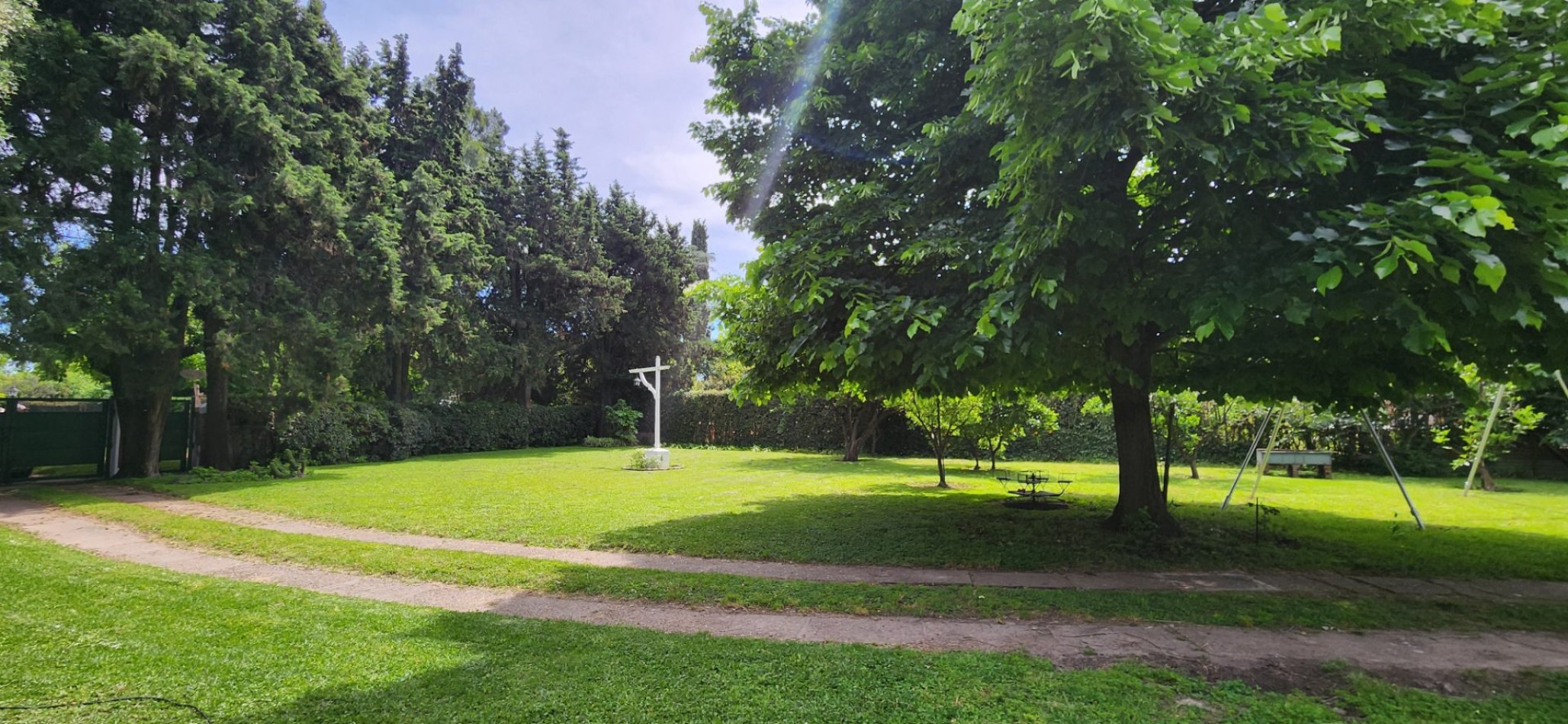 EXCLUSIVA QUINTA DE 2.576 M² CON SALIDA A DOS CALLES