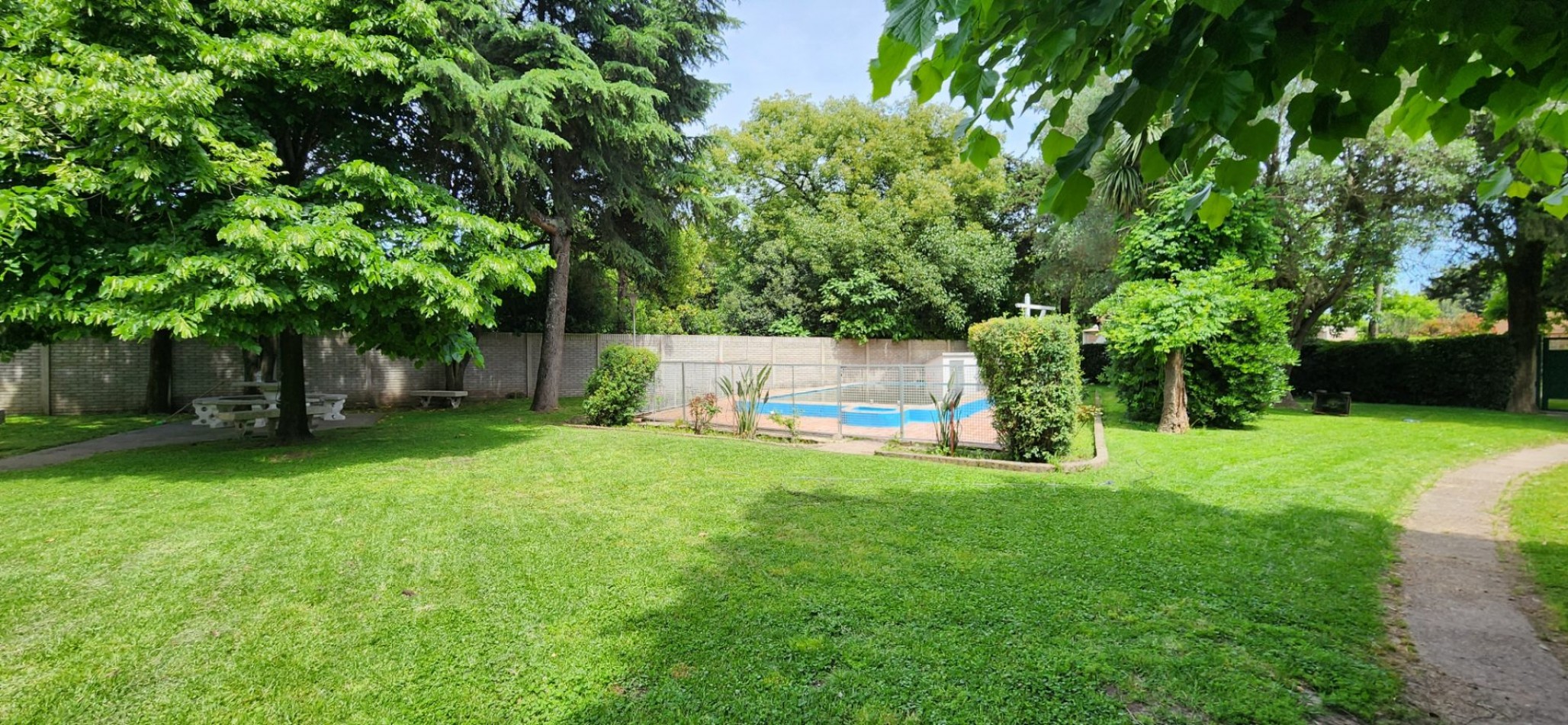 EXCLUSIVA QUINTA DE 2.576 M² CON SALIDA A DOS CALLES
