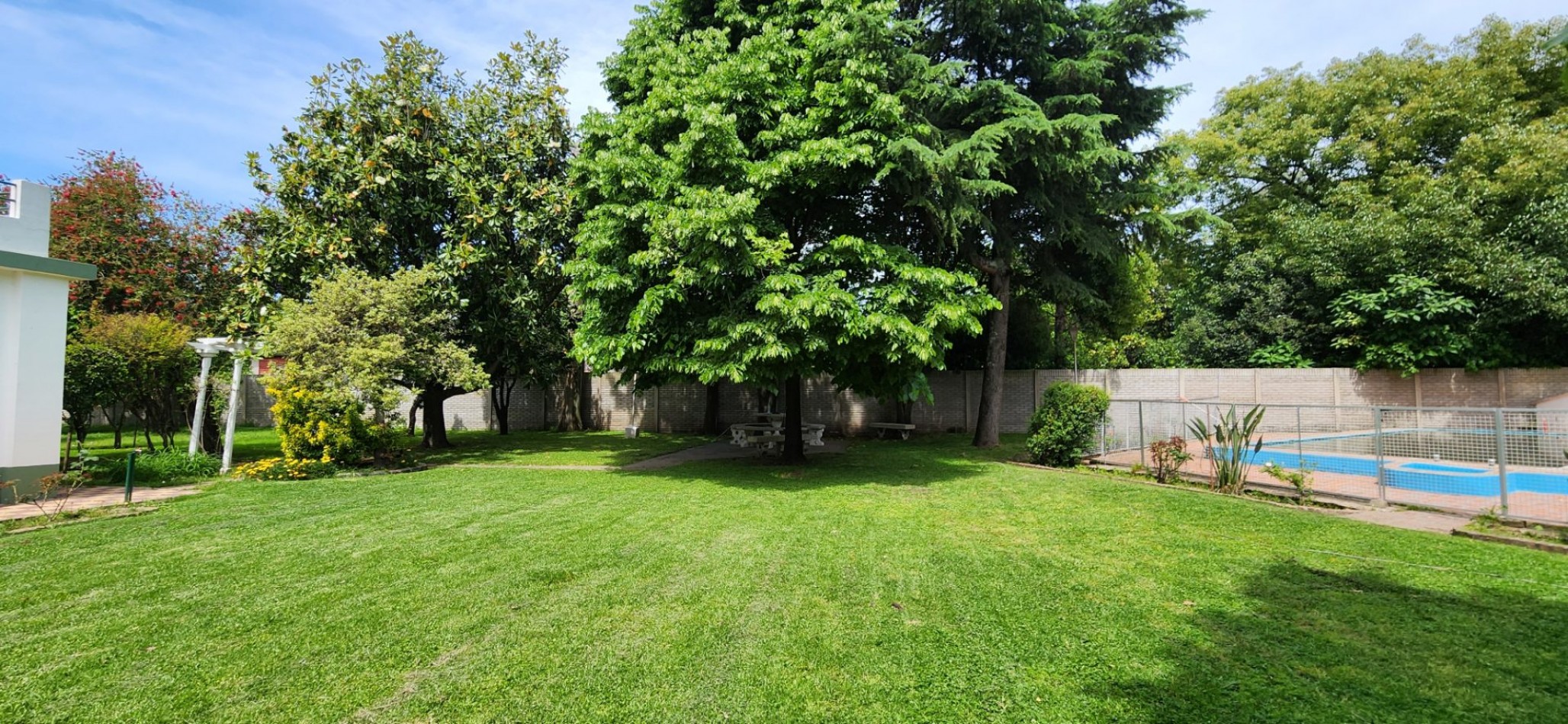 EXCLUSIVA QUINTA DE 2.576 M² CON SALIDA A DOS CALLES