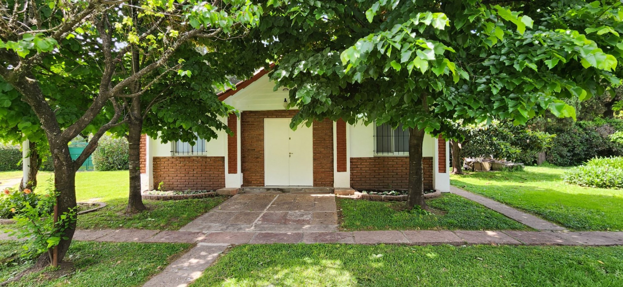 EXCLUSIVA QUINTA DE 2.576 M² CON SALIDA A DOS CALLES