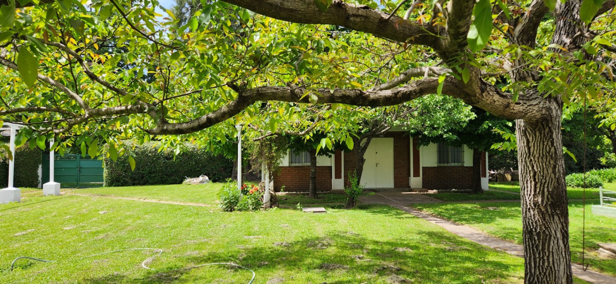EXCLUSIVA QUINTA DE 2.576 M² CON SALIDA A DOS CALLES