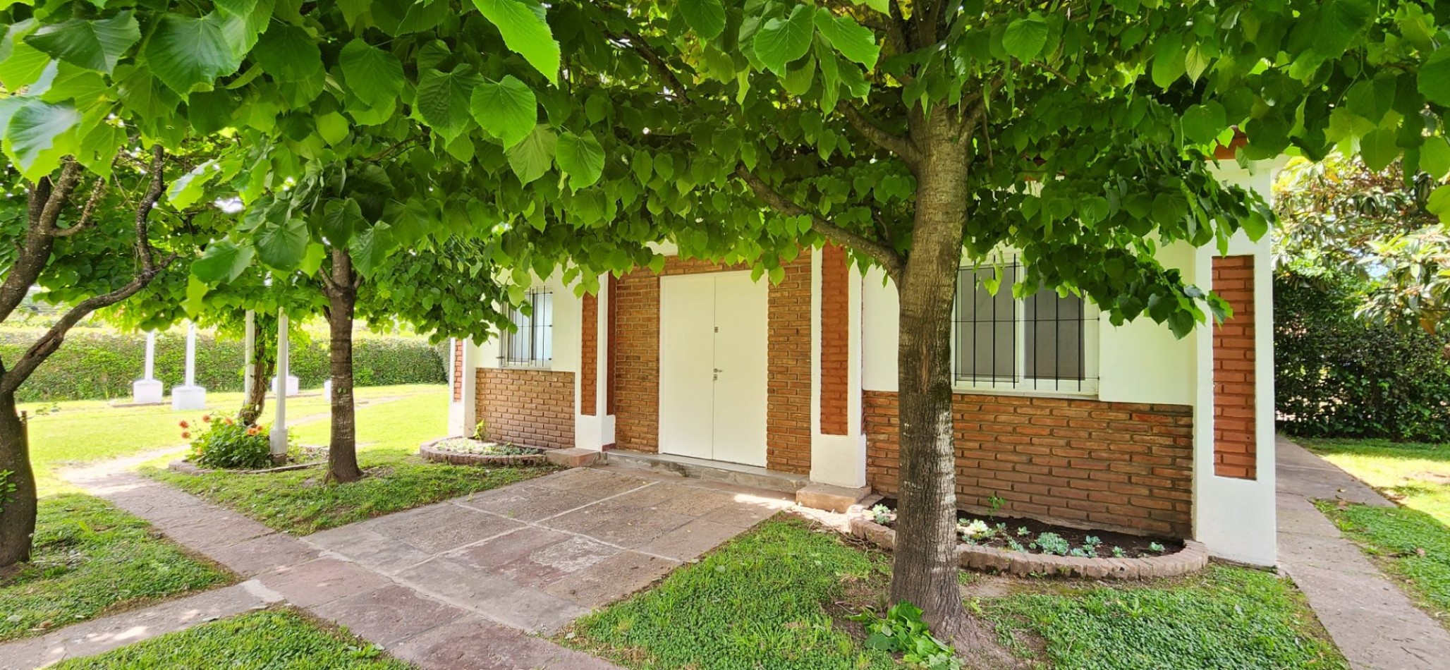 EXCLUSIVA QUINTA DE 2.576 M² CON SALIDA A DOS CALLES
